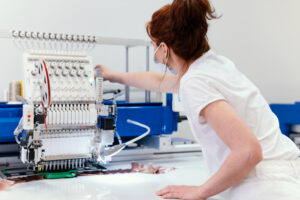 Read more about the article Haft komputerowy – na jakich materiałach sprawdza się najlepiej?