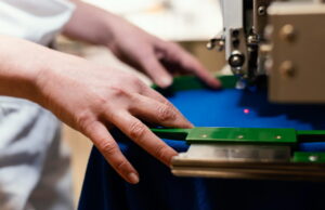 Read more about the article Haft komputerowy na odzieży firmowej – jak zwiększyć profesjonalizm i rozpoznawalność marki?