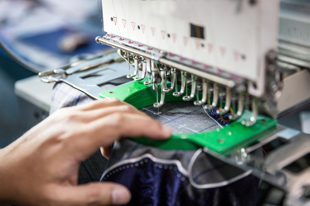 You are currently viewing Wyszywanie komputerowe a tradycyjne – jak technologia zmieniła rzemiosło?